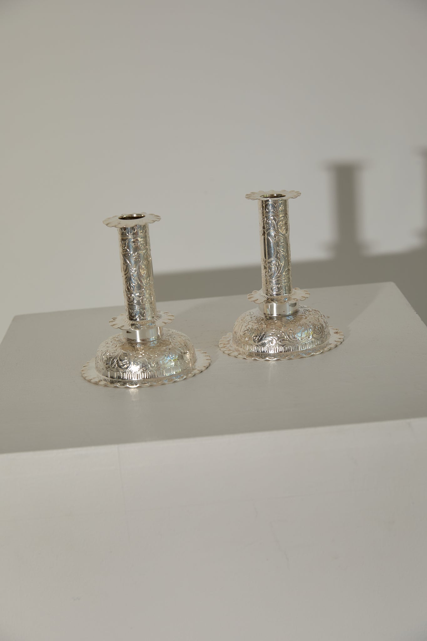 Antique Hukin &amp; Heath Silver Plated Candlesticks – Victorian Repoussé Rococo Pair