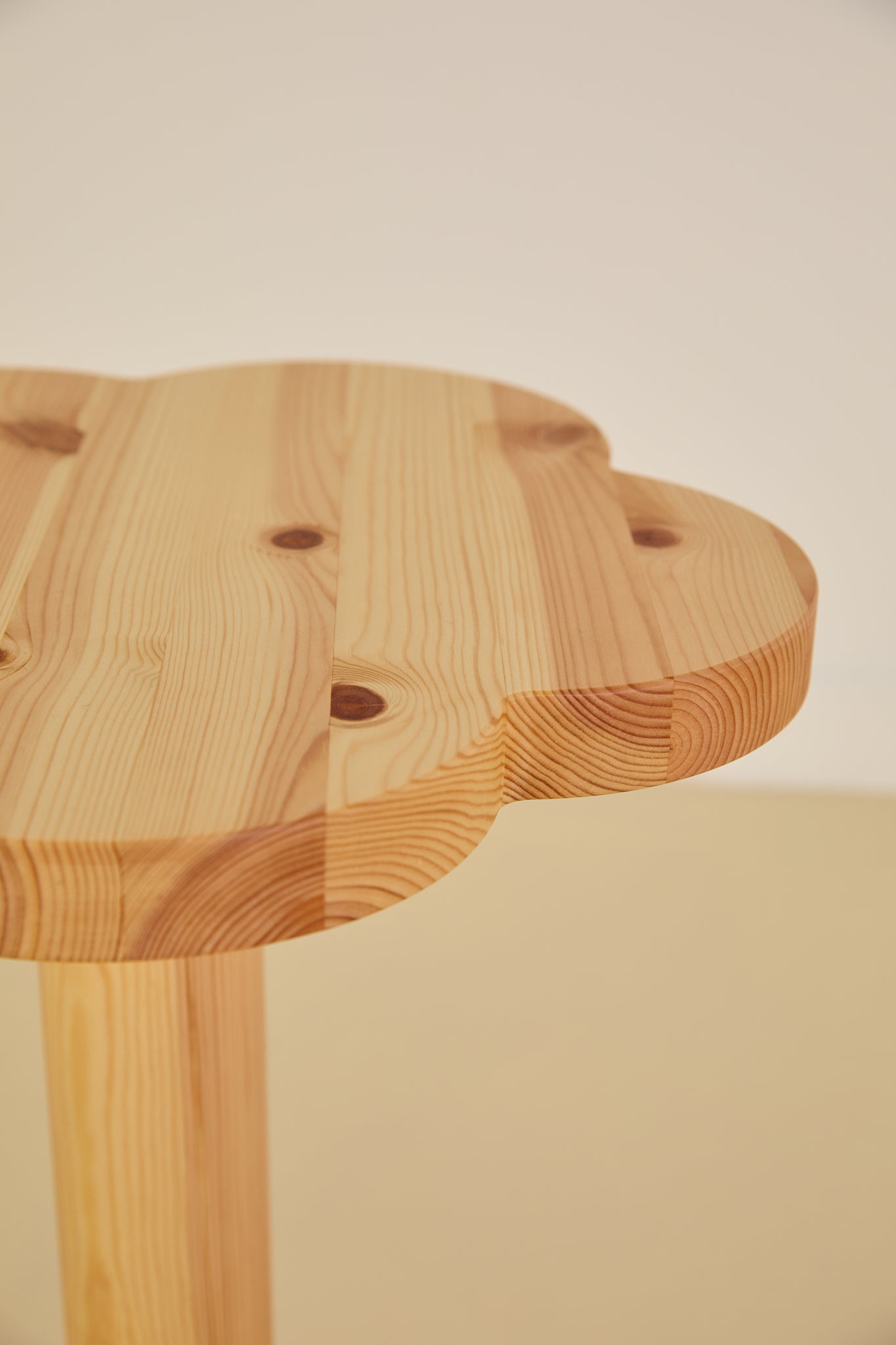 Daisy Side Table Pine