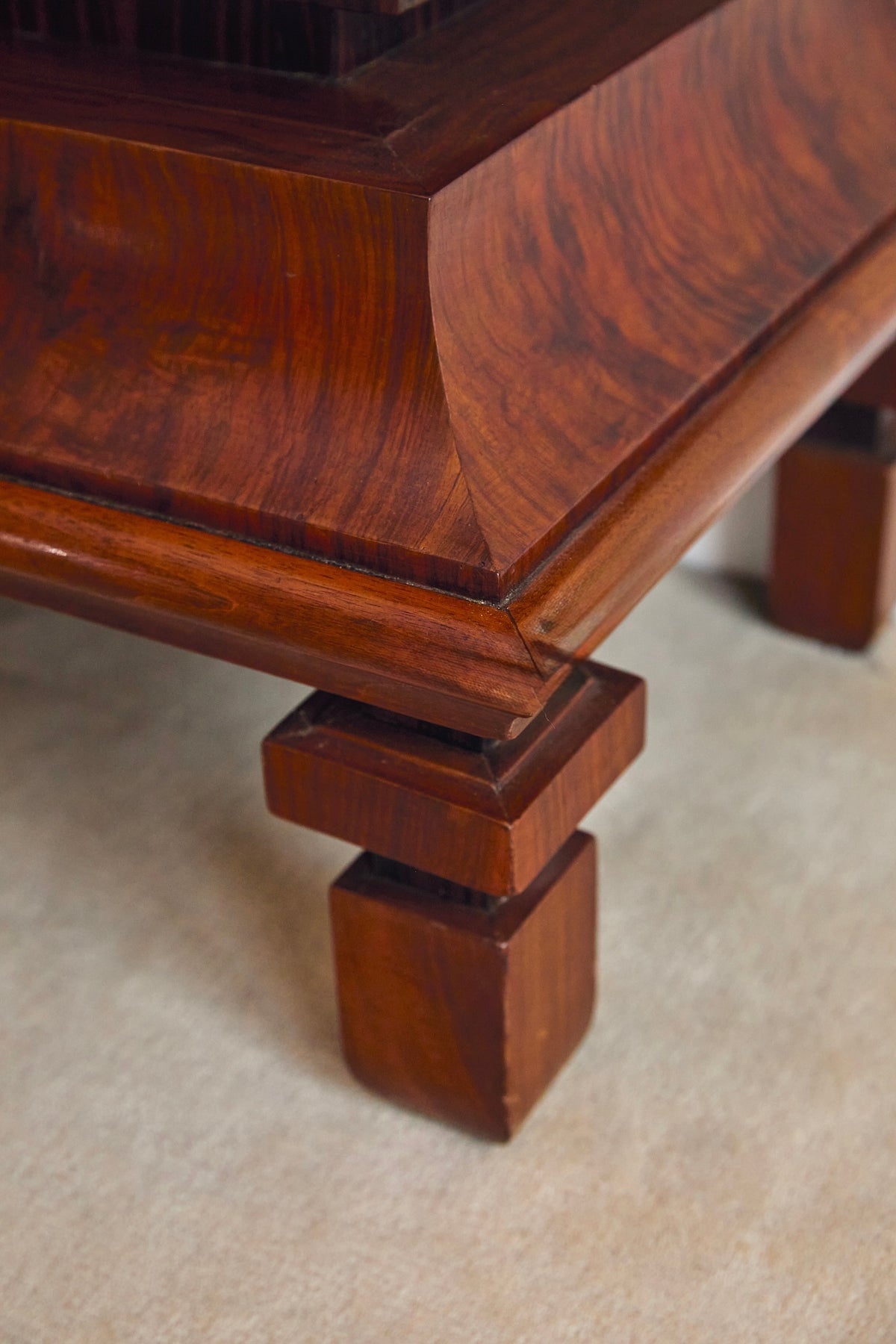 Pair of Art Deco / Italian Modernist Rosewood Bedside Cabinets, c. 1930s–1940s (In the style of Osvaldo Borsani / Paolo Buffa)